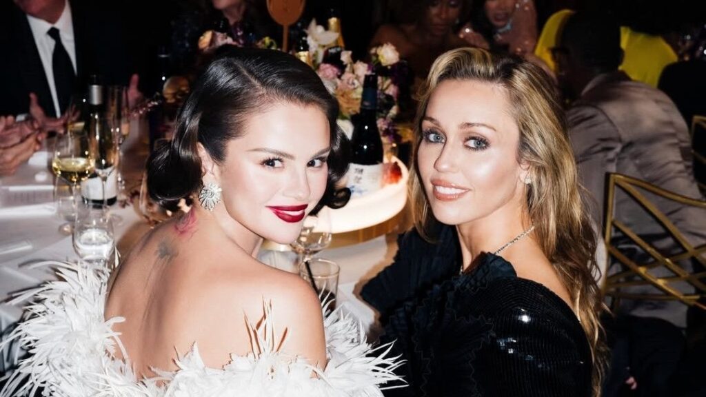 reencontro-de-selena-gomez-e-miley-cyrus-no-globo-de-ouro-emociona-fas