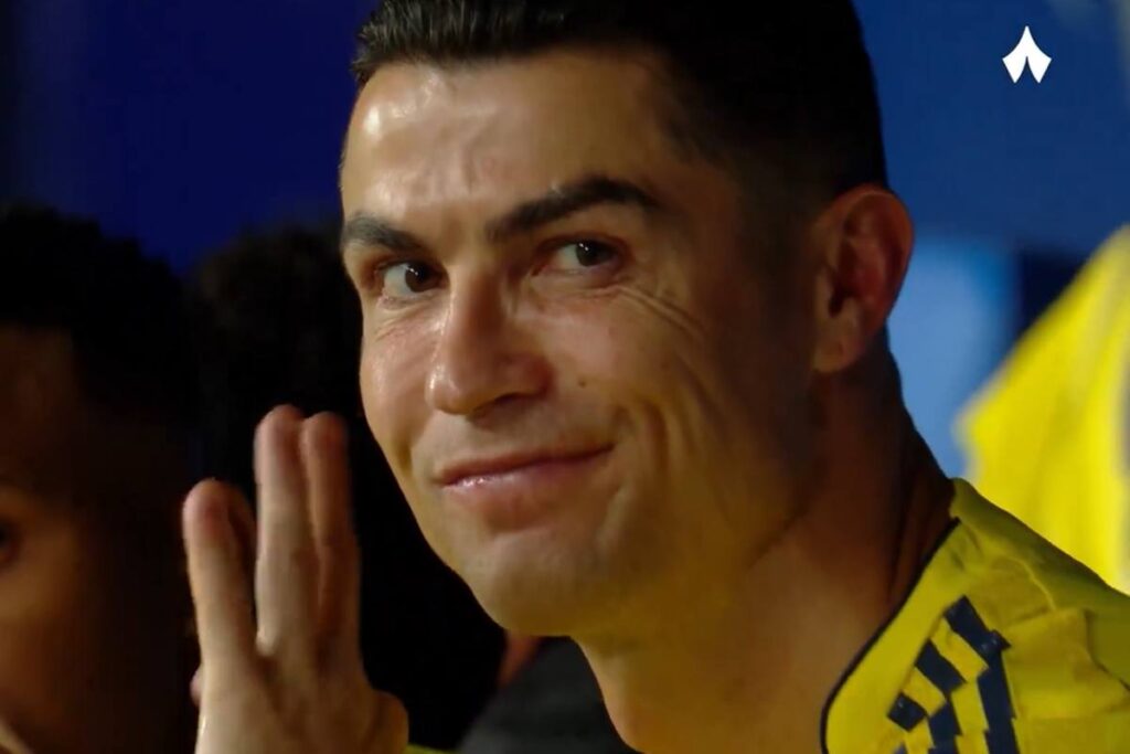 cristiano-ronaldo-faz-sinal-polemico-apos-al-nassr-perder-no-sauditao
