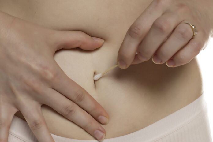 dermatologista-explica-os-principais-riscos-de-nao-limpar-bem-o-umbigo