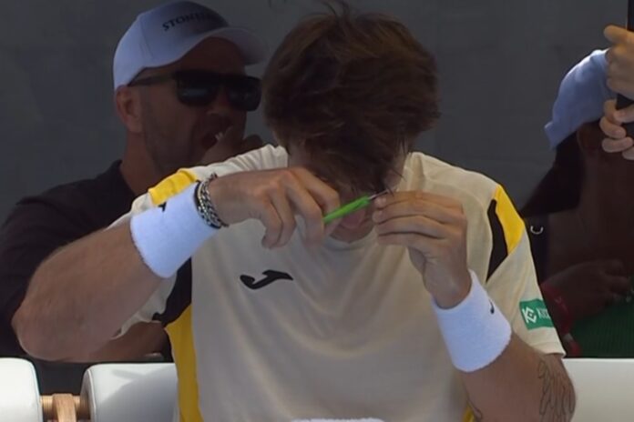 tenista-corta-cabelo-sozinho-durante-partida-do-atp-250-de-auckland.-veja-video