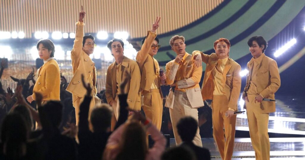 fas-do-bts-se-reunem-em-shopping-esperando-mais-informacoes-sobre-o-show