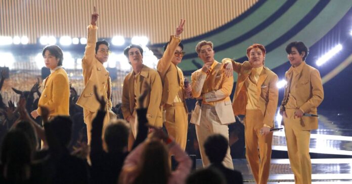 fas-do-bts-se-reunem-em-shopping-esperando-mais-informacoes-sobre-o-show