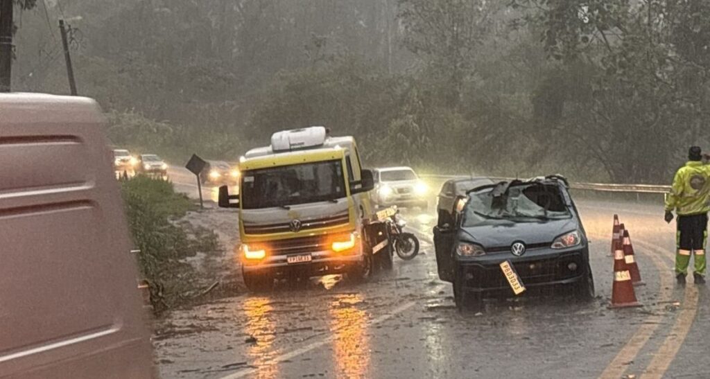 mulher-morre-apos-carro-ser-atingido-por-arvore-durante-chuvas-em-taubate