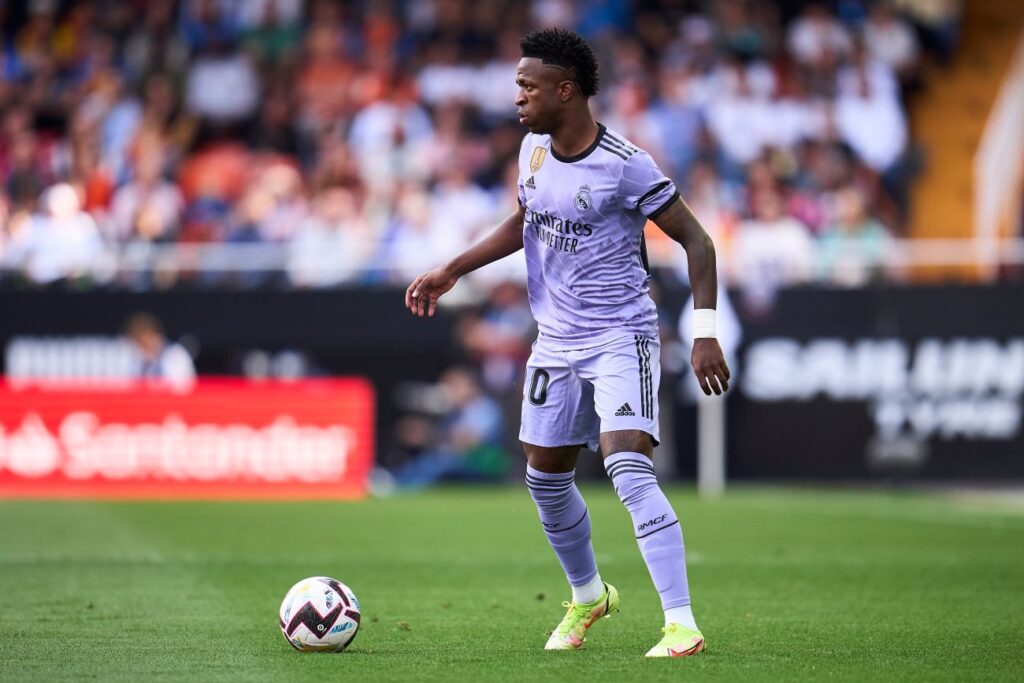 time-se-manifesta-apos-torcedor-arremessar-banana-contra-vini-jr.