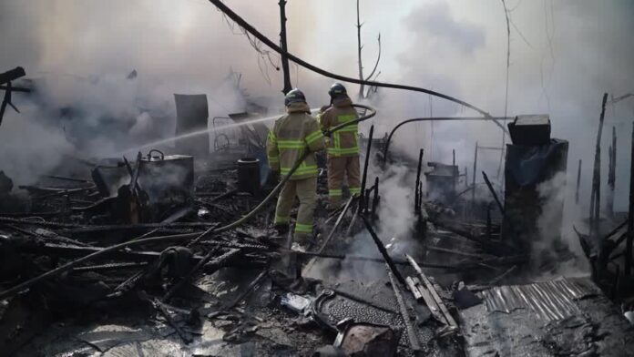 incendio-atinge-favela-na-coreia-do-sul-e-leva-oito-horas-para-ser-apagado