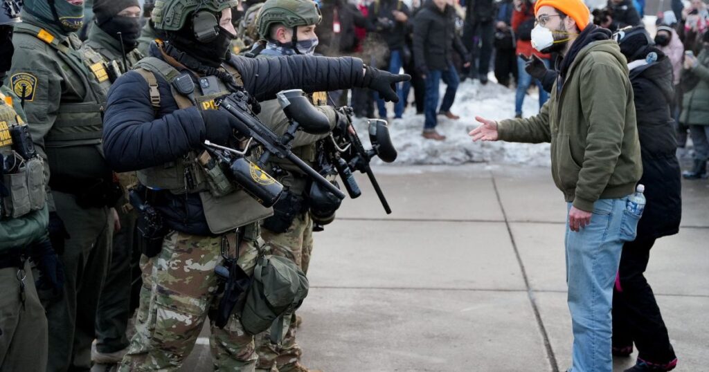 analise:-minneapolis-vira-campo-de-teste-do-projeto-anti-imigracao-de-trump