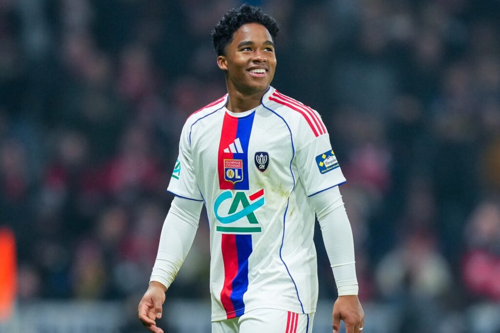 endrick-encontra-torcida-do-lyon-apos-estrear-com-vitoria-em-classico