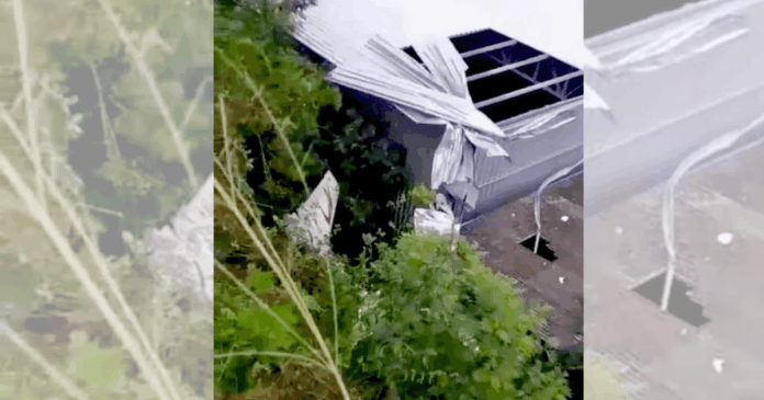 video:-aviao-de-pequeno-porte-cai-em-galpao-no-espirito-santo