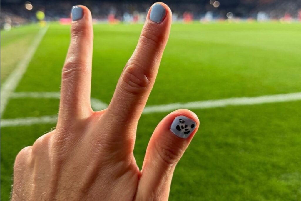 laliga:-jogadores-entram-em-campo-com-unhas-pintadas-em-protesto