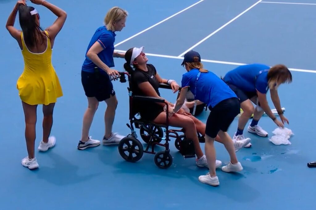 australian-open:-tenista-se-lesiona-e-deixa-quadra-de-cadeira-de-rodas