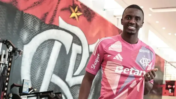 novo-goleiro-do-flamengo-e-apresentado-e-faz-revelacao-sobre-negociacao