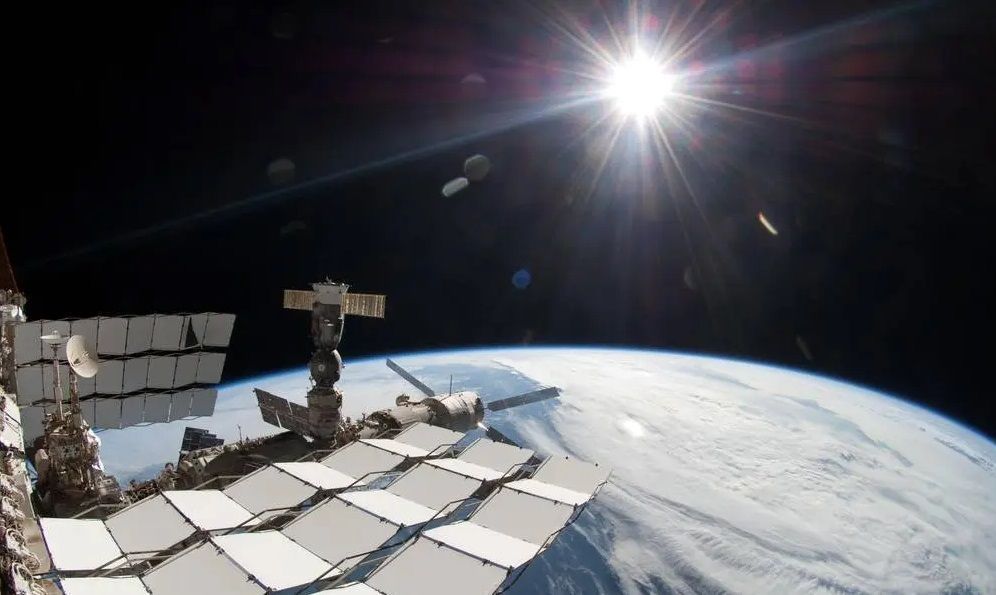 explosao-solar-que-atinge-terra-poe-em-alerta-astronautas-para-radiacao