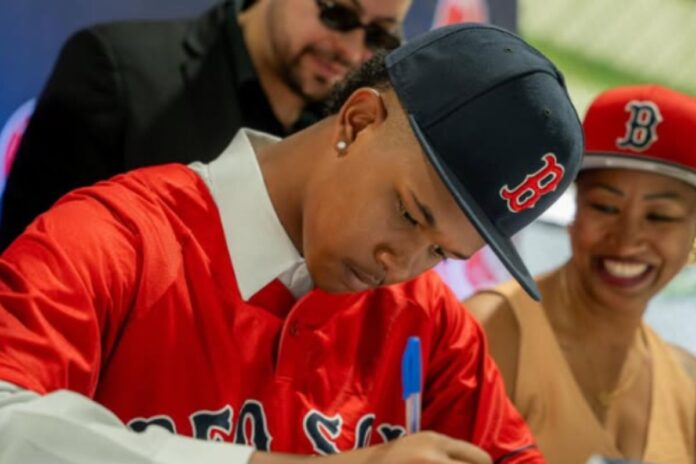 beisebol:-claudio-pereira-se-torna-o-6o-brasileiro-a-assinar-com-liga-dos-eua