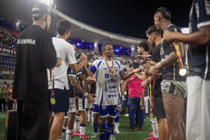 apos-titulo,-remo-entrega-medalhas-de-ouro-para-atletas-do-aguia;-veja