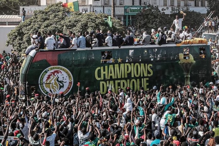 selecao-de-senegal-celebra-titulo-com-festa-nas-ruas-de-dacar;-confira