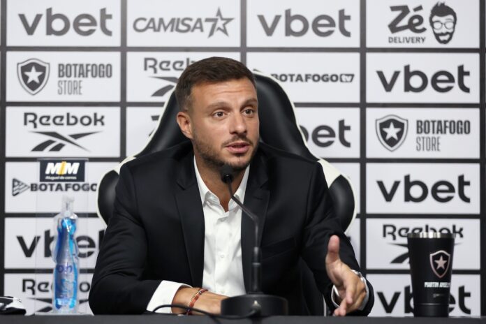 com-queda-de-energia,-martin-anselmi-e-apresentado-pelo-botafogo