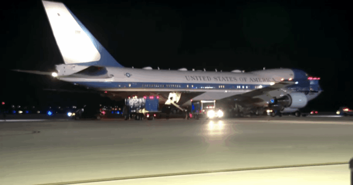 air-force-one-retorna-a-base-apos-apresentar-problema-mecanico