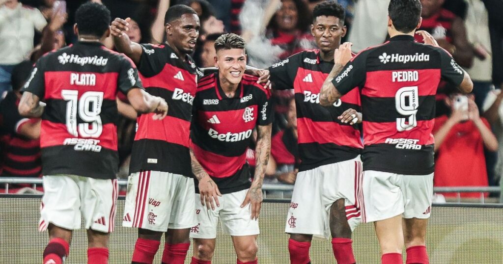 com-titulares,-flamengo-aproveita-expulsao-do-vasco-e-vence-primeira-no-ano