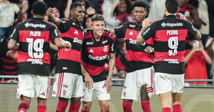 com-titulares,-flamengo-aproveita-expulsao-do-vasco-e-vence-primeira-no-ano