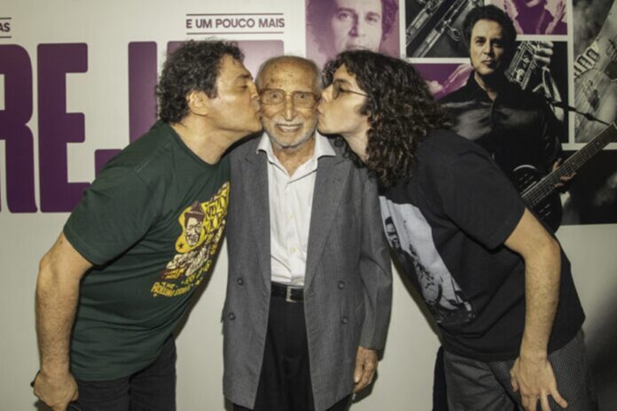 frejat-vive-momento-especial-ao-receber-pai-de-102-anos-em-show