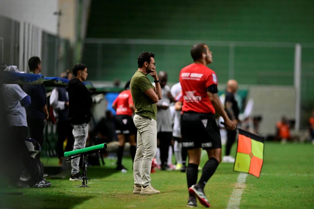 tecnicos-de-america-e-atletico-discutem-durante-o-classico-mineiro