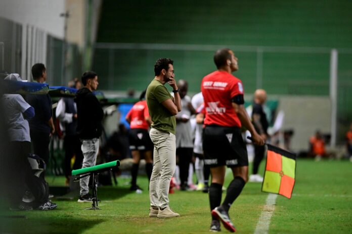 tecnicos-de-america-e-atletico-discutem-durante-o-classico-mineiro