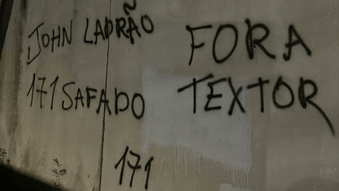 muro-do-ct-do-botafogo-e-vandalizado-com-criticas-a-john-textor:-“fora”