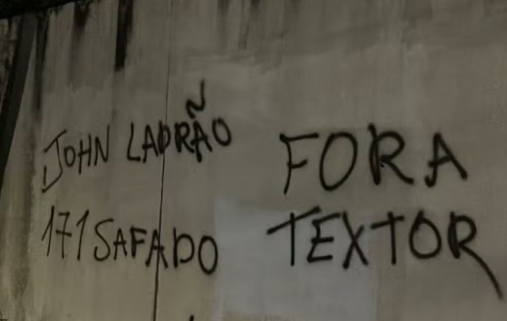 muros-do-ct-do-botafogo-sao-pichados-com-protestos-contra-john-textor