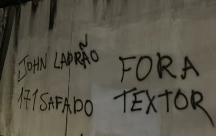 muros-do-ct-do-botafogo-sao-pichados-com-protestos-contra-john-textor