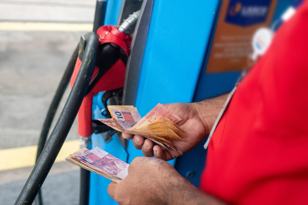 gasolina:-queda-no-preco-passa-a-valer-em-distribuidoras.-veja-valores