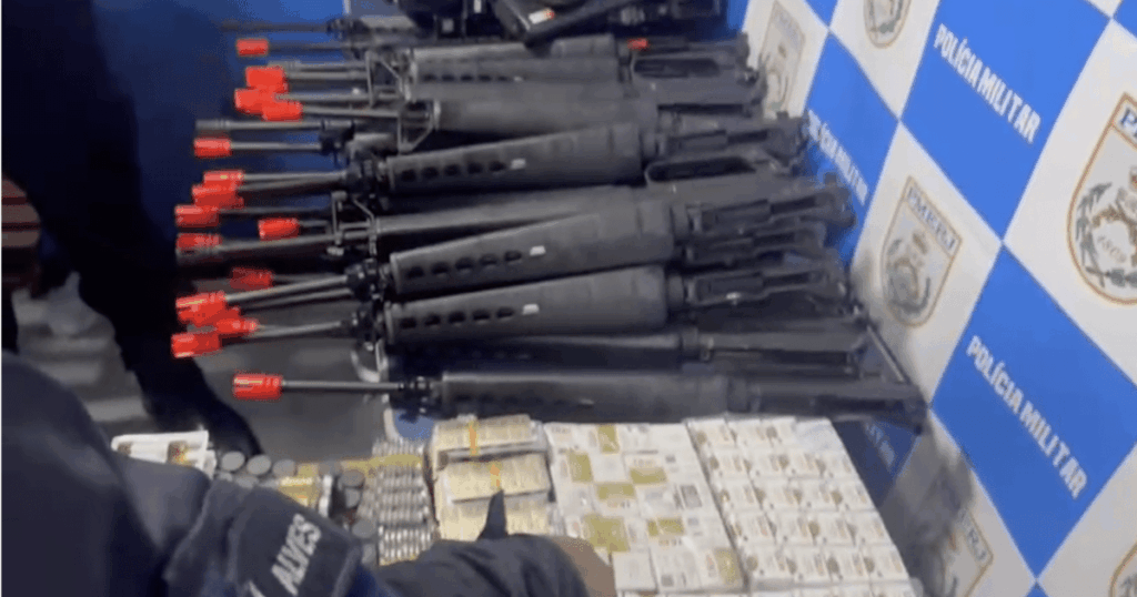 pm-apreende-replicas-de-fuzil-e-canetas-emagrecedoras-falsas-no-rio