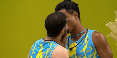 bbb26:-breno-e-marcelo-trocam-beijao-novamente-no-reality