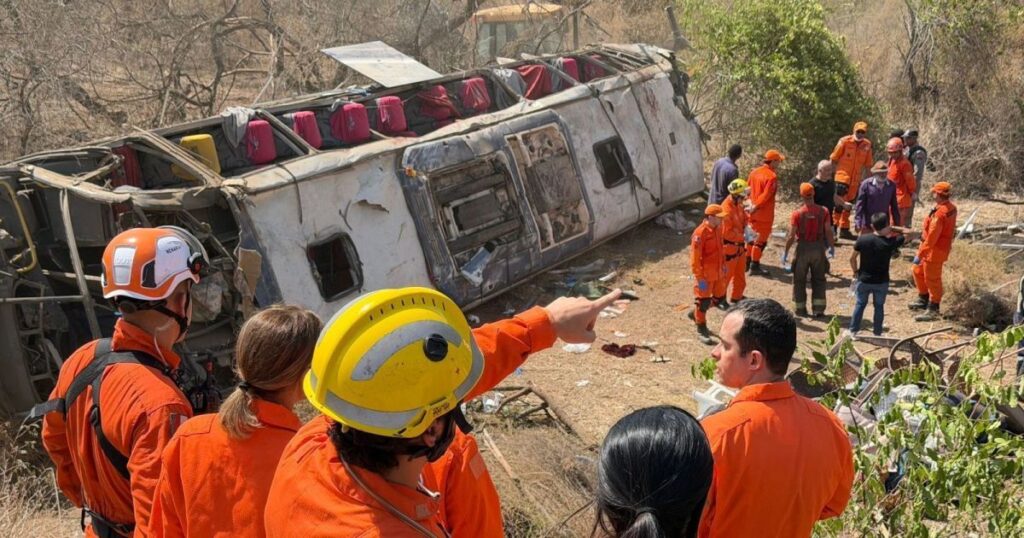 al:-onibus-com-romeiros-passou-direto-pela-curva-e-capotou,-diz-policia