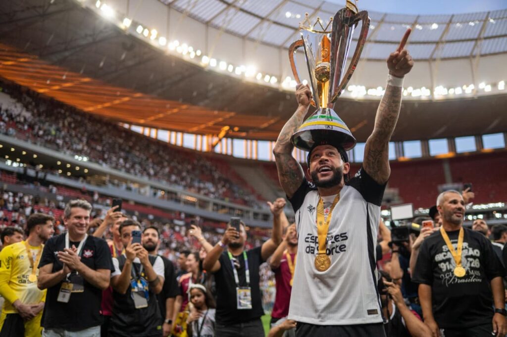 memphis-depay-e-yuri-alberto-nao-vao-a-campo-em-treino-no-corinthians