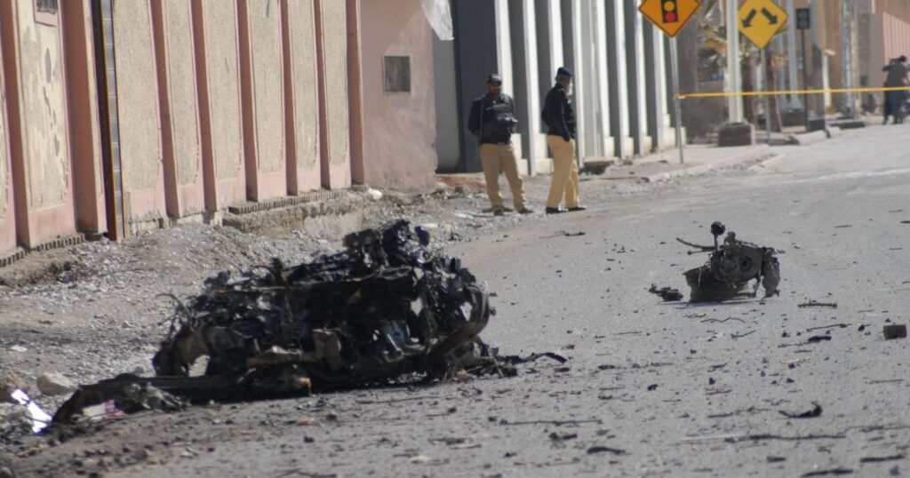 paquistao-envia-helicopteros-e-drones-para-retomar-controle-de-cidade