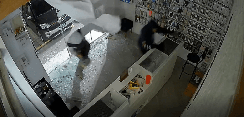 criminosos-invadem-loja-e-furtam-celulares-em-ilhabela;-veja-video
