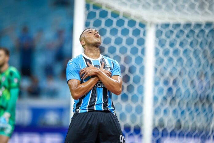 com-tres-gols-de-carlos-vinicius,-gremio-vence-botafogo-no-brasileirao