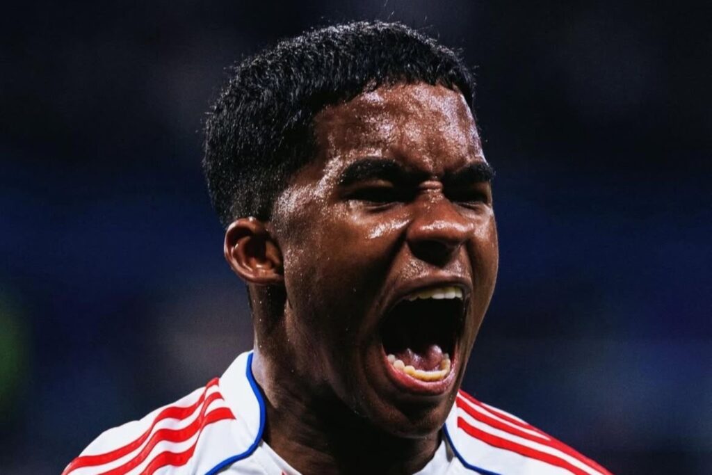 endrick-coloca-pe-no-freio-apos-comparacao-com-karim-benzema