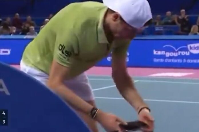 tenista-viraliza-por-olhar-celular-durante-partida-e-perder-pontos.-veja-video