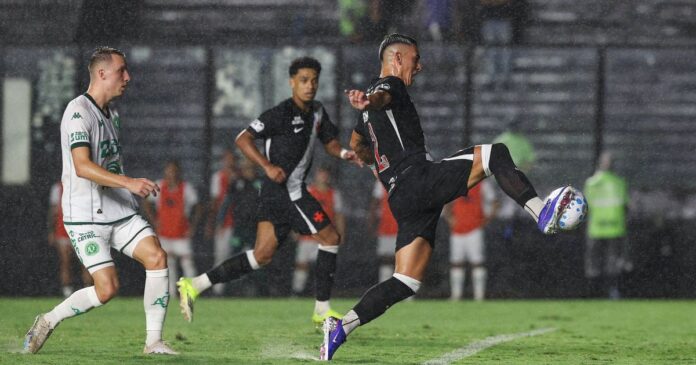 vasco-vacila,-leva-empate-da-chapecoense-e-segue-sem-vencer-no-brasileirao