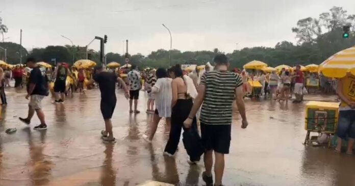 carnaval:-ibirapuera-tem-alagamento-durante-blocos-neste-sabado-(7)