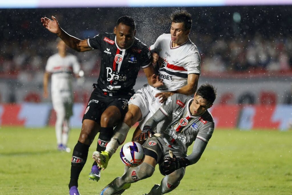 atleta-do-primavera-deixa-gramado-de-ambulancia-apos-choque-de-cabeca