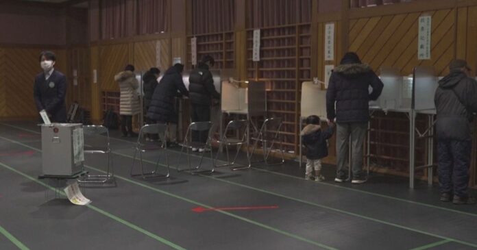 eleitores-japoneses-vao-as-urnas-em-meio-a-queda-de-neve-recorde