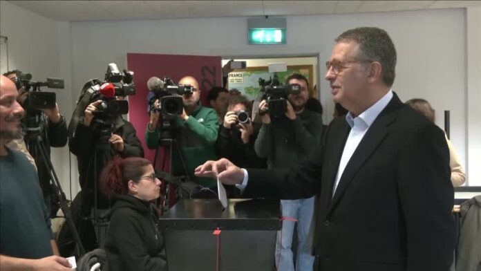 antonio-jose-seguro-vota-em-segundo-turno-das-eleicoes-de-portugal