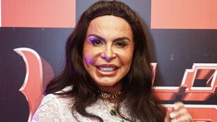 gretchen-usa-coleira-com-nome-do-marido-em-bloco-de-luisa-sonza