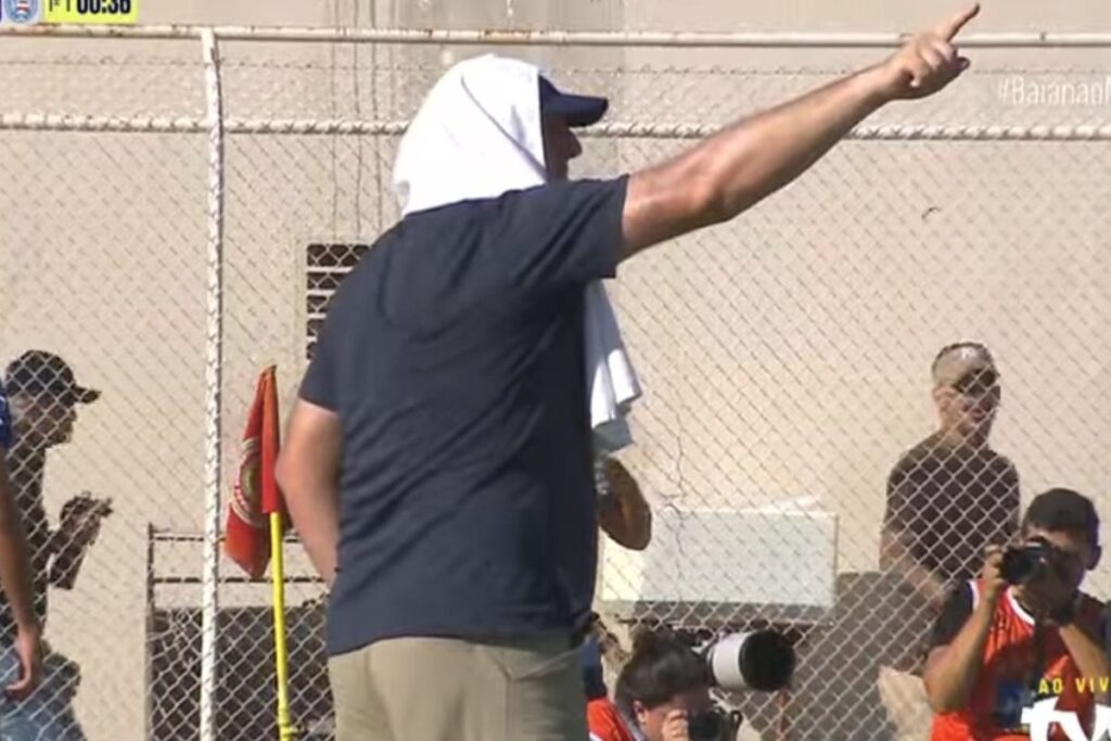 rogerio-ceni-usa-toalha-na-cabeca-durante-jogo-do-bahia-e-vira-meme