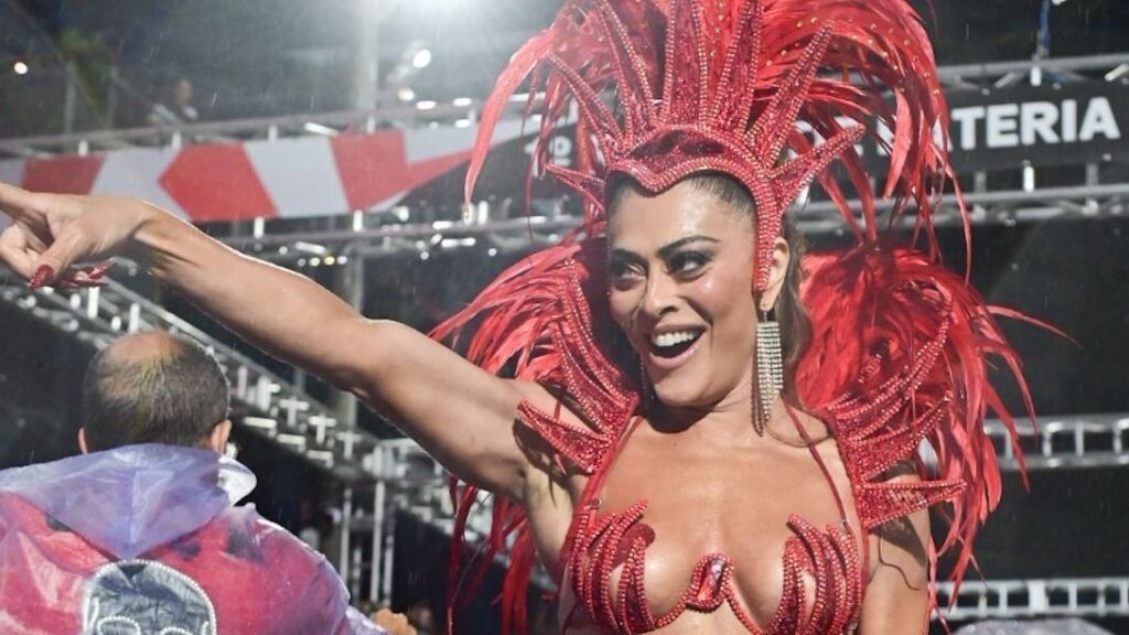 juliana-paes-participa-de-ensaio-tecnico-da-viradouro-sob-chuva-na-sapucai