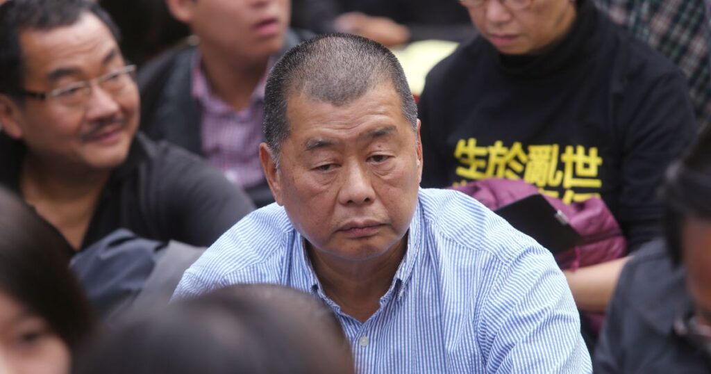 jimmy-lai,-magnata-critico-de-pequim,-e-condenado-a-20-anos-de-prisao