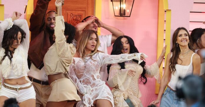 jessica-alba-e-karol-g:-os-famosos-na-“casita”-de-bad-bunny-no-super-bowl