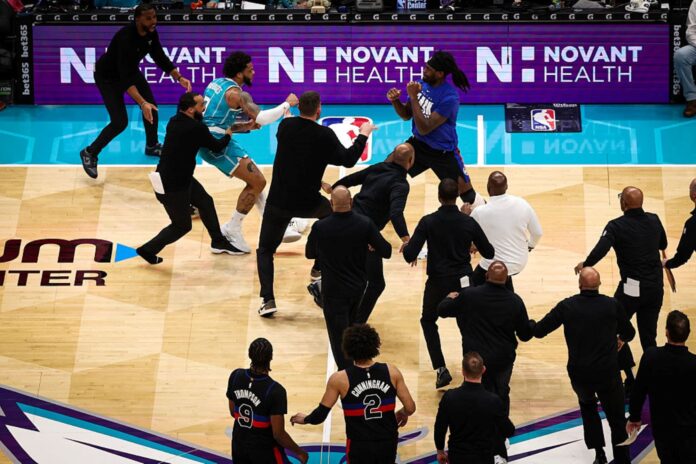 nba:-briga-generalizada-interrompe-partida-entre-pistons-e-hornets.-veja-video